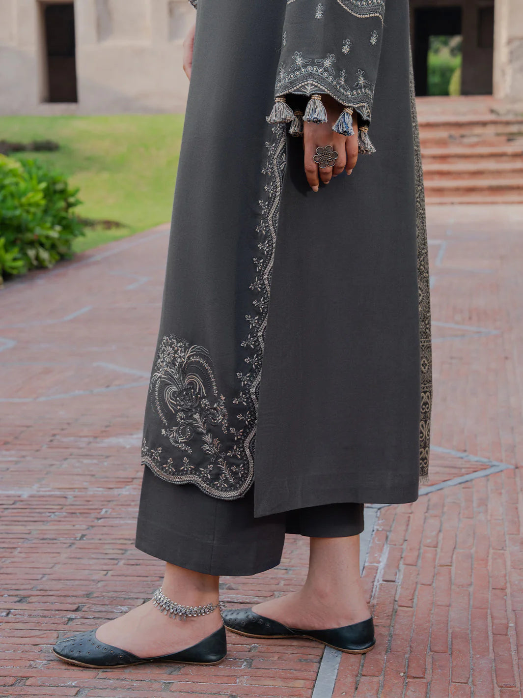 IZEL LUXURY
UNSTITCHED WINTER DHANAK EMBROIDERED
3PC WITH DIGITAL PRINTED WOOL SHAWL