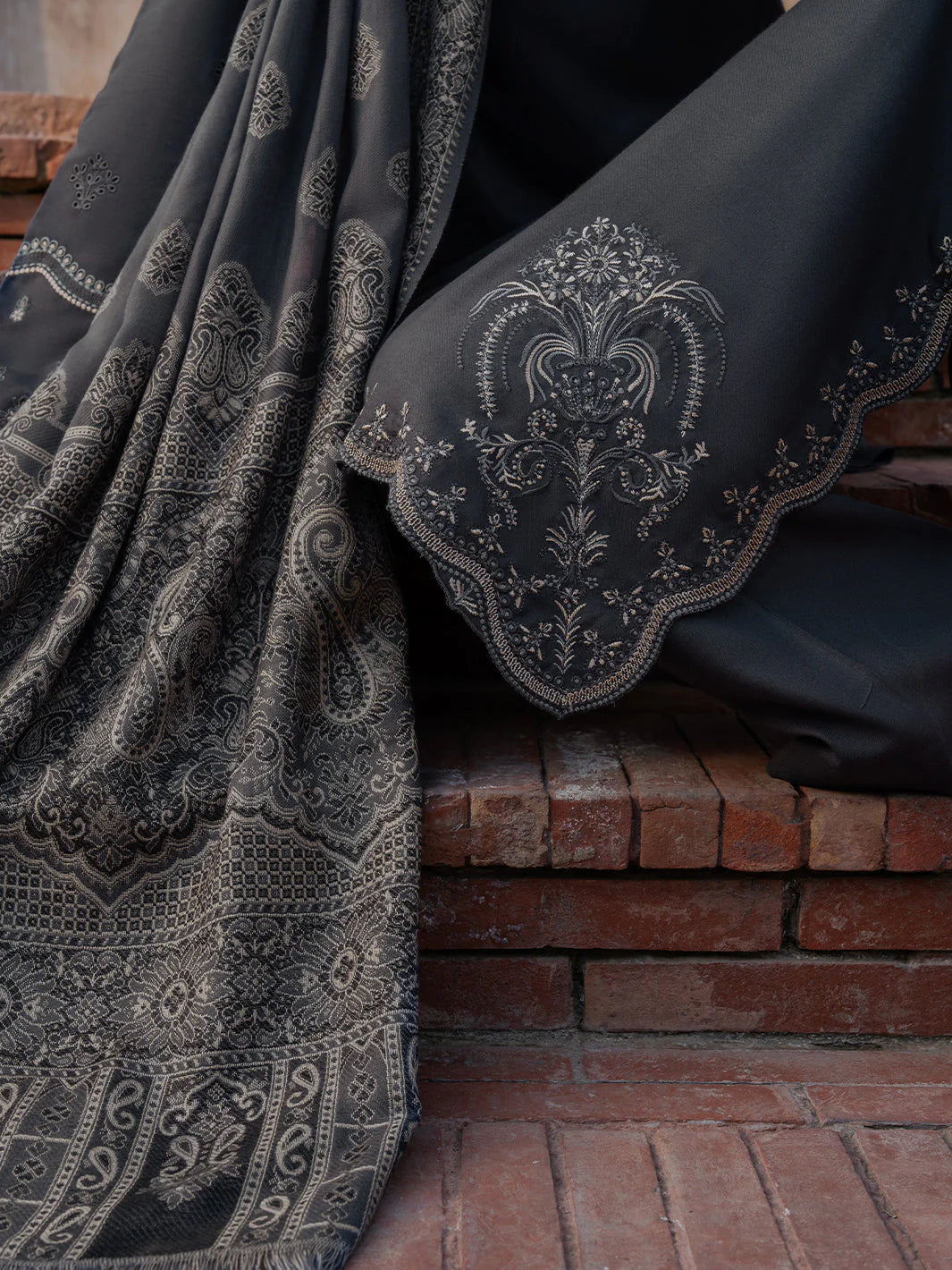 IZEL LUXURY
UNSTITCHED WINTER DHANAK EMBROIDERED
3PC WITH DIGITAL PRINTED WOOL SHAWL